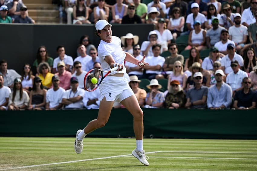 João Fonseca na derrota para o chileno Nicolas Jarry em Wimbledon (Foto: Kirill KUDRYAVTSEV / AFP)