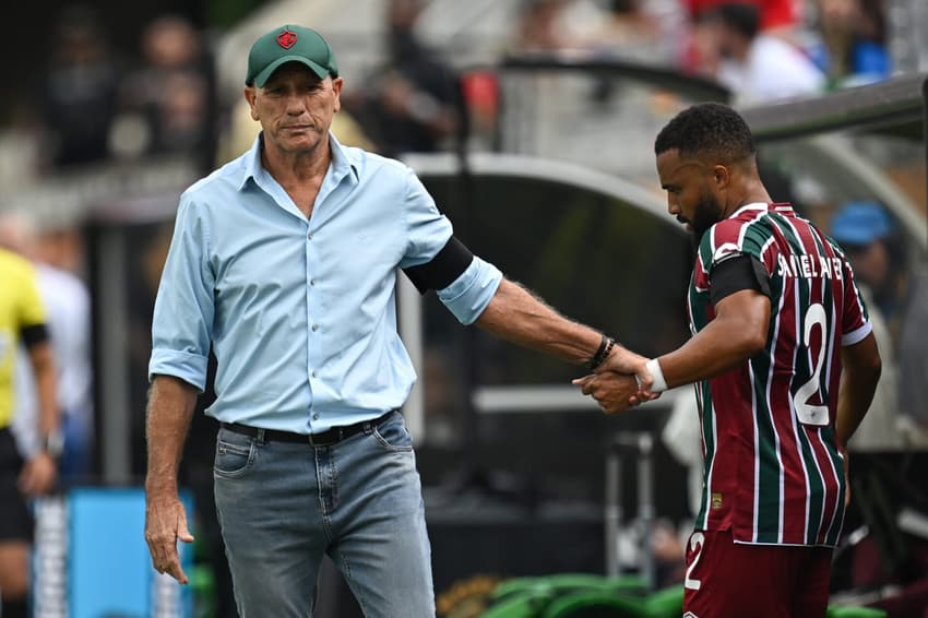 Renato Gaúcho, treinador do Fluminense, cumprimenta Samuel Xavier no duelo com o Al-Hilal