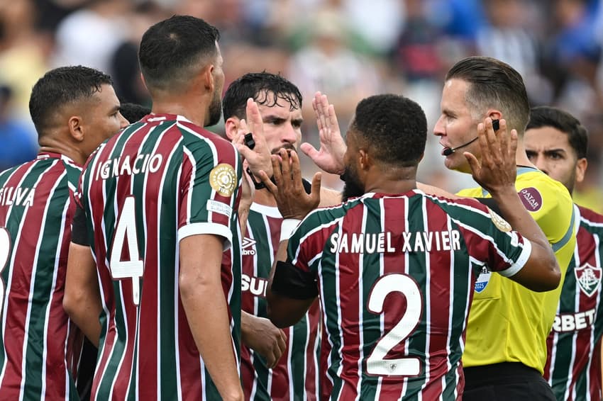 Jogadores do Fluminense reclamam com a arbitragem na partida com o Al-Hilal