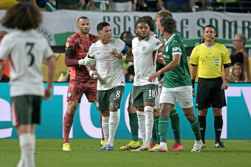 Richard Rios e Enzo Fernández discutiram em Palmeiras x Chelsea pelo Mundial (Foto: JUAN MABROMATA / AFP)