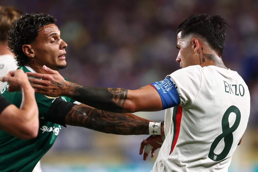 Richard Rios e Enzo Fernández brigam em Palmeiras x Chelsea (Foto: FRANCK FIFE / AFP)