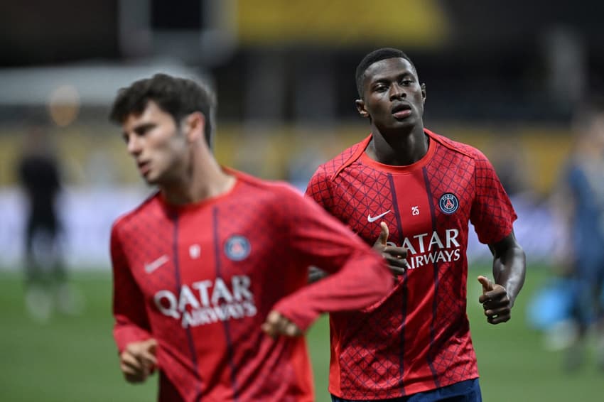 Nuno Mendes antes da partida entre PSG x Bayern (Foto: PATRICIA DE MELO MOREIRA / AFP)