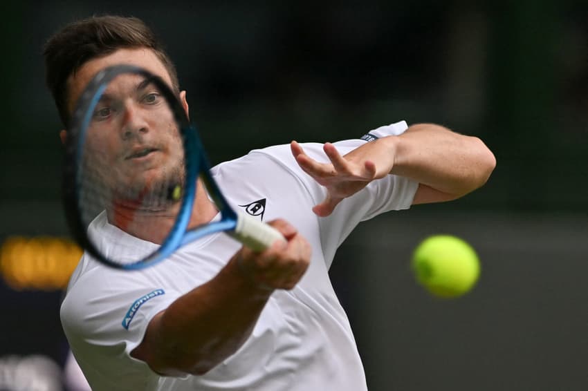 O sérvio Miomir Kecmanovic na partidad contra Novak Djokovic em Wimbledon (Foto: Glyn KIRK / AFP)