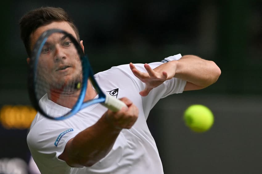 O sérvio Miomir Kecmanovic na partidad contra Novak Djokovic em Wimbledon (Foto: Glyn KIRK / AFP)