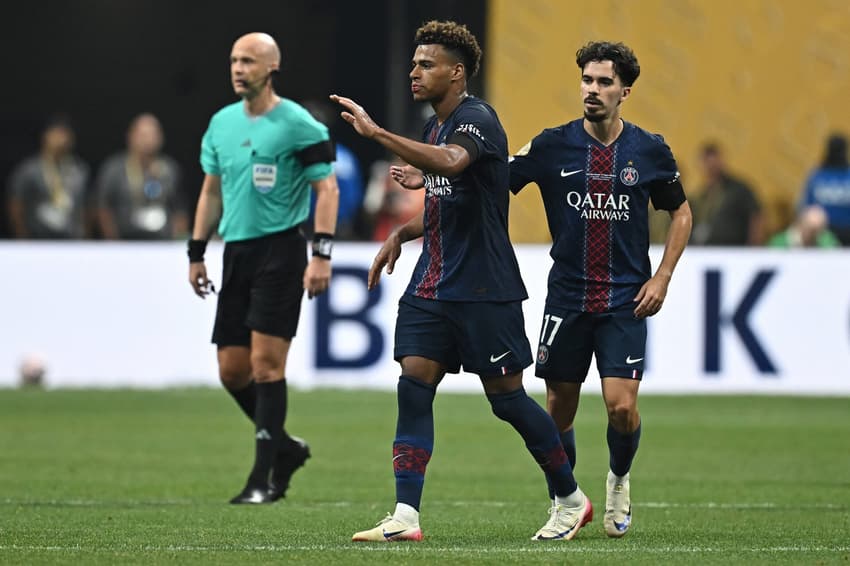 Doué comemora gol pelo PSG contra o Bayern (Foto: Paul ELLIS / AFP)