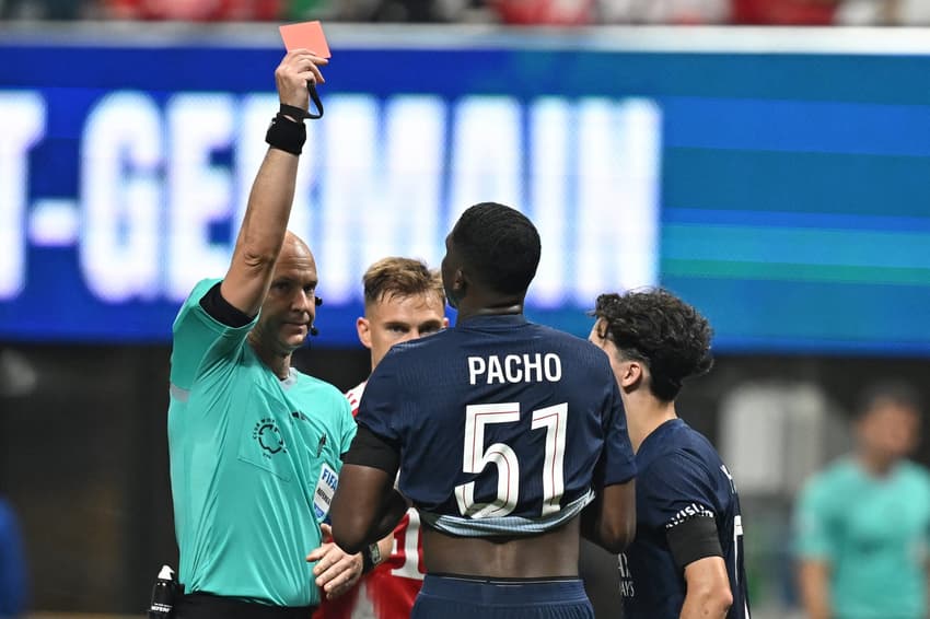 Pacho foi expulso na partida contra o Bayern (Foto: Paul ELLIS / AFP)