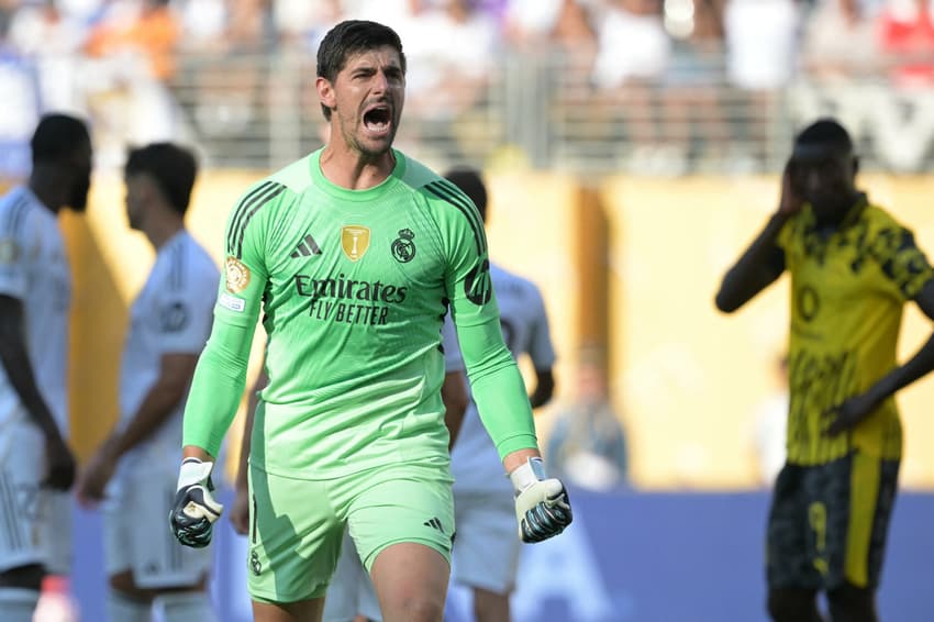 Courtois comemora defesa contra o Borussia Dortmund nas oitavas de final do Mundial de Clubes