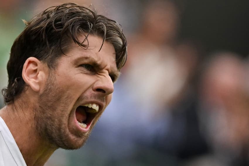 O britânico Cameron Norrie grita na vitória sobre o chileno Nicolas Jarry (Foto: Glyn KIRK / AFP)
