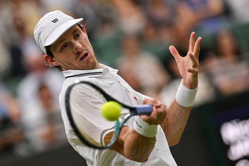 O chileno Nicolas Jarry devolve a bola na derrota para o britânico Cameron Norrie (Foto: Glyn KIRK / AFP)
