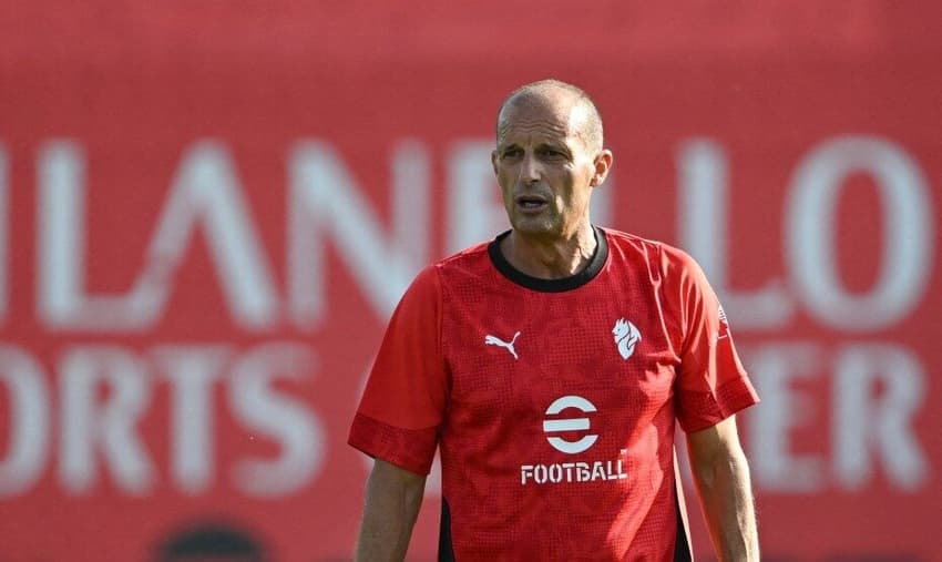 Allegri em treino do Milan (Foto: Stefano RELLANDINI / AFP)