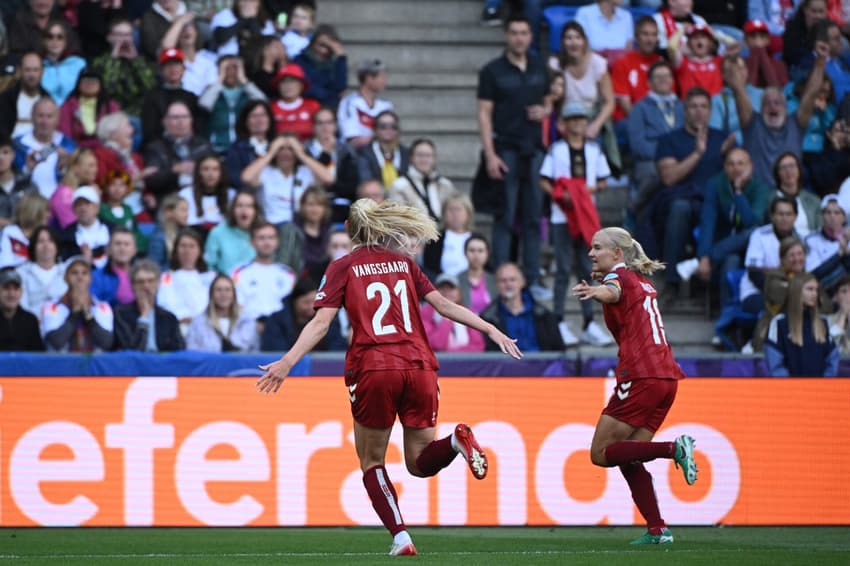 Amalie Vangsgaard marcou o gol da Dinamarca contra a Alemanha na vitória por 1 a 0 na 2ª rodada da fase de grupos da Eurocopa Feminina (Foto: SEBASTIEN BOZON / AFP)