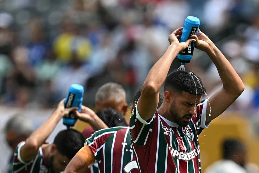 Jogadores do Fluminense se refrescam contra o Chelsea no Mundial de Clubes (Foto: Paul Ellis/ AFP)