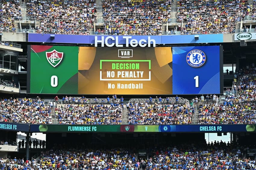 Telão mostra que pênalti em Fluminense x Chelsea foi anulado