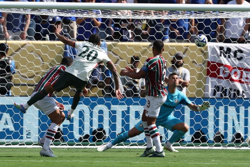 João Pedro finaliza e marca golaço contra o Fluminense, do goleiro Fábio (Foto: Franck Fife / AFP)