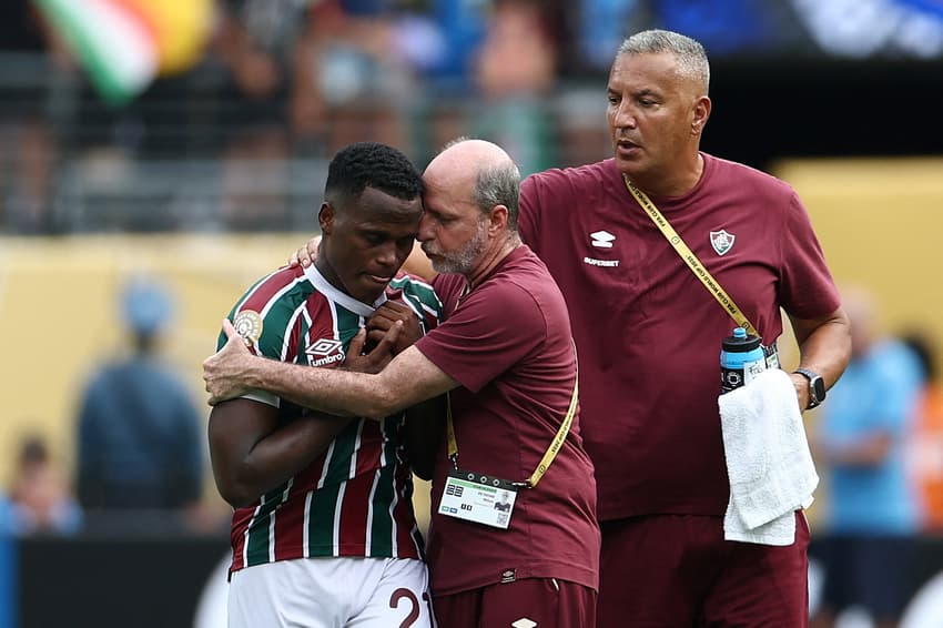 Jhon Arias é consolado em Fluminense x Chelsea