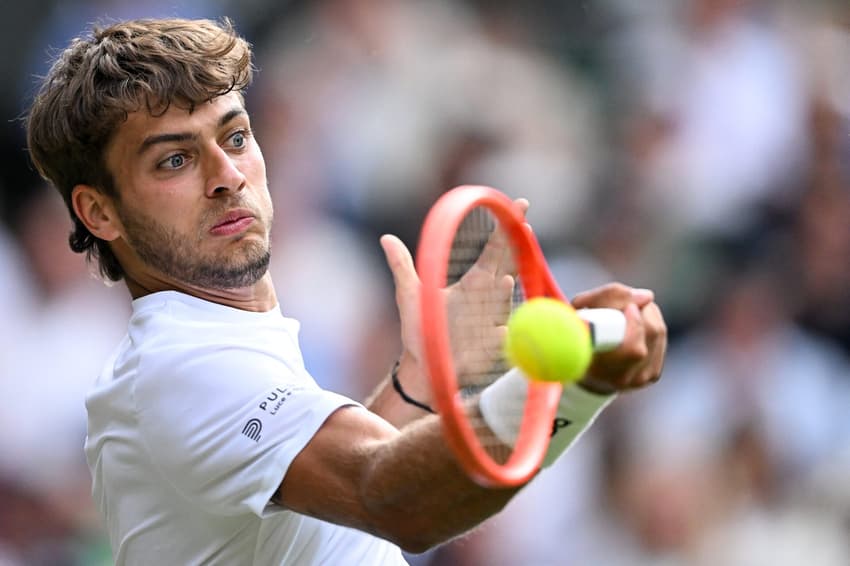 Italiano Flavio Cobolli na partida contra o sérvio Novak Djokovic (Foto: Kirill KUDRYAVTSEV / AFP)