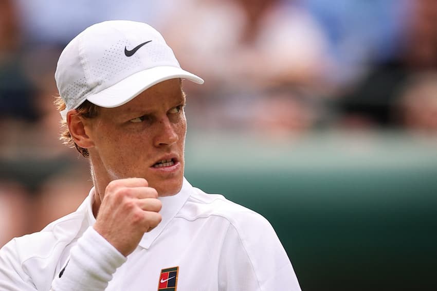 O italiano Jannik Sinner comemora ponto na vitória sobre o americano Ben Shelton (Foto: HENRY NICHOLLS / AFP)