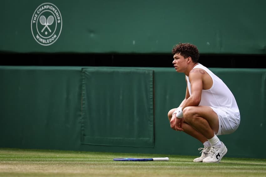 O desânimo do americano Ben Shelton contra o italiano Jannik Sinner (Foto: HENRY NICHOLLS / AFP)