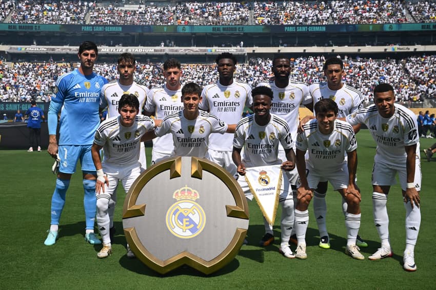 Elenco do Real Madrid antes da partida contra o PSG (Foto: ANGELA WEISS / AFP)