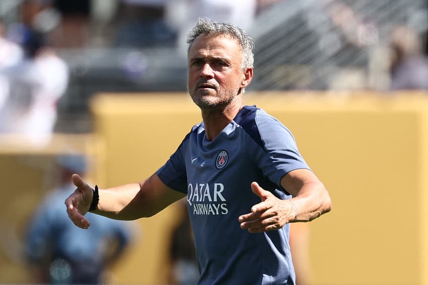 Luis Enrique na beira do campo em PSG x Real Madrid (Foto: FRANCK FIFE / AFP)