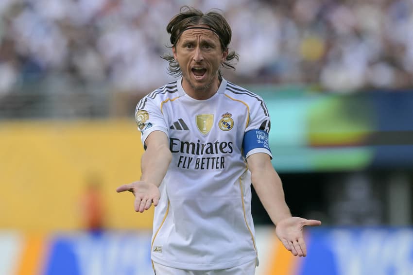 Modric reclama em PSG x Real Madrid (Foto: Juan Mabromata / AFP)