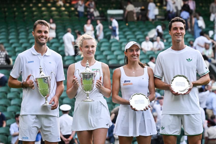 O holandês ' Sem Verbeek (e) a tcheca Katerina Siniakova , Luisa Stefani e o britânico Joe Salisbury na premiação em Wimbledon (Foto: Glyn KIRK / AFP)