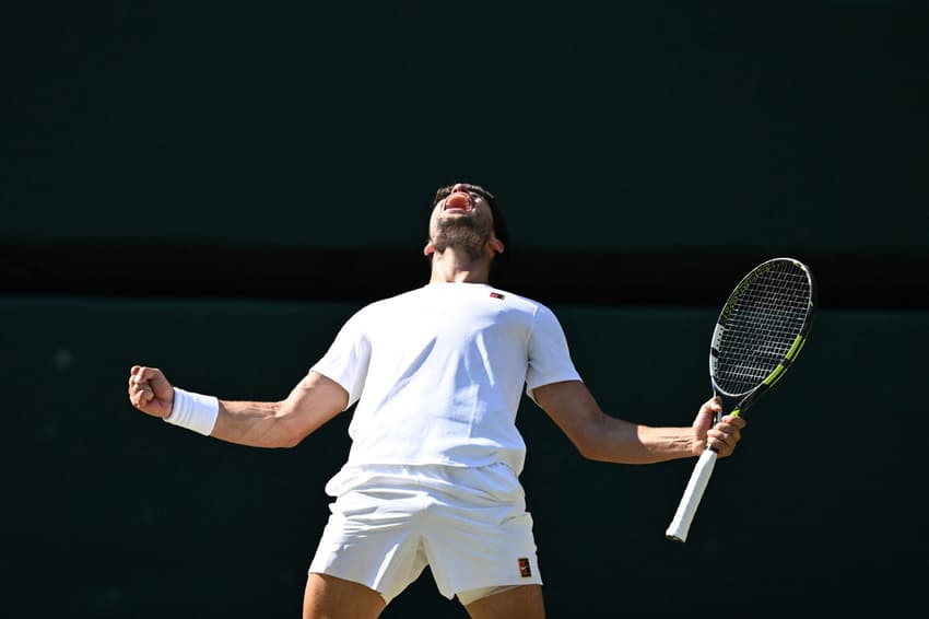 A emoção de Carlos Alcaraz com a vaga à terceira final de Wimbledon (Foto: Kirill KUDRYAVTSEV / AFP)