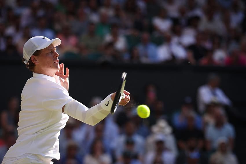 Bicampeão do Aberto da Austrália, Jannik Sinner foi vice de Roland Garros diante de Alcaraz, em junho (Foto: HENRY NICHOLLS / AFP)