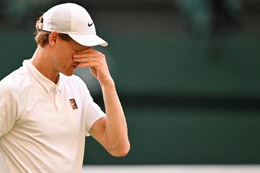 A emoção de Jannik Sinner com o título inédito de Wimbledon (Foto: Kirill KUDRYAVTSEV / AFP)