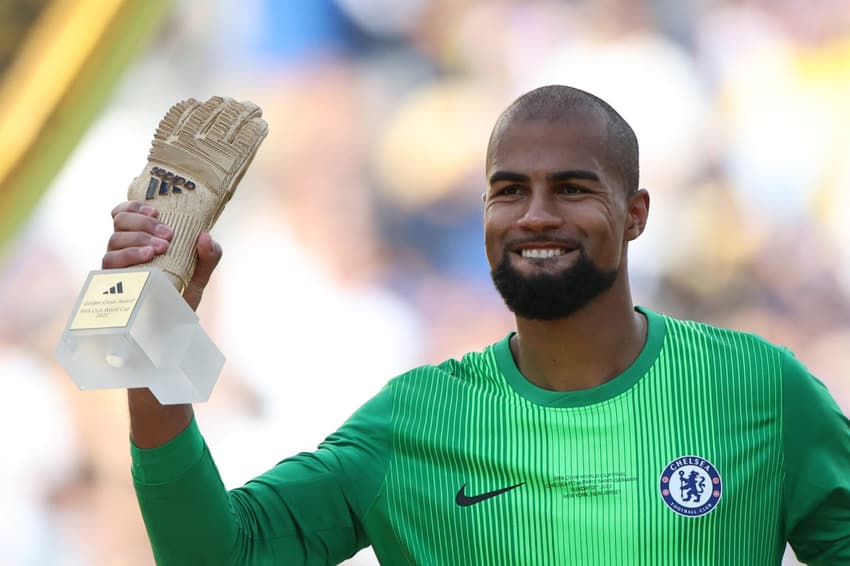 Robert Sánchez, do Chelsea, com o prêmio de melhor goleiro do Mundial de Clubes