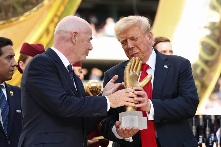 Donald Trump esteve presente nas premiações do Mundial de Clubes. Infantino havia faltado a uma reunião da Fifa com a Uefa e as demais federações para encontrar com o presidente estadunidense (Foto: Kevin Lamarque / POOL / AFP)