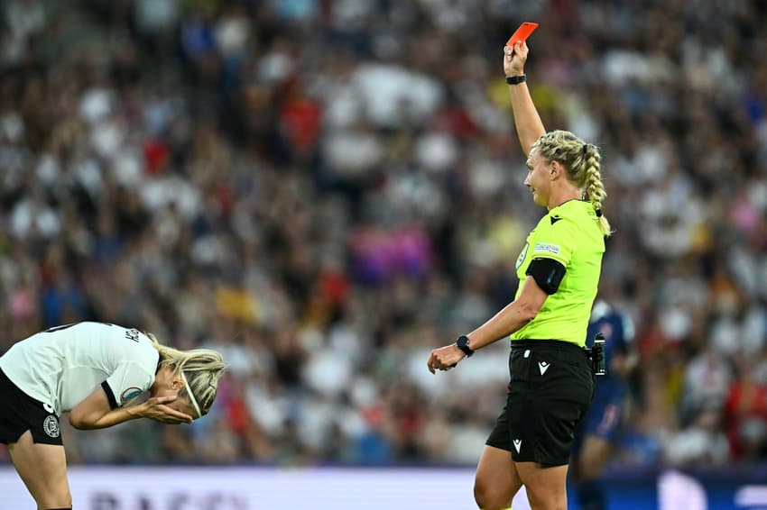 Kathrin Hendrich recebe cartão vermelho em França x Alemanha (Foto: Fabrice COFFRINI / AFP)
