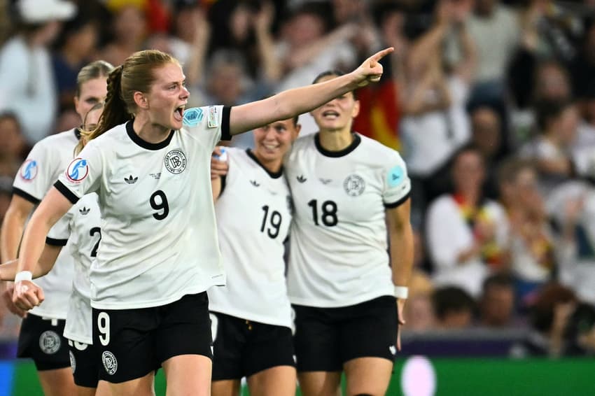 Nuesken comemora gol de empate da Alemanha contra a França pela Eurocopa Feminina (Foto: COFFRINI / AFP)