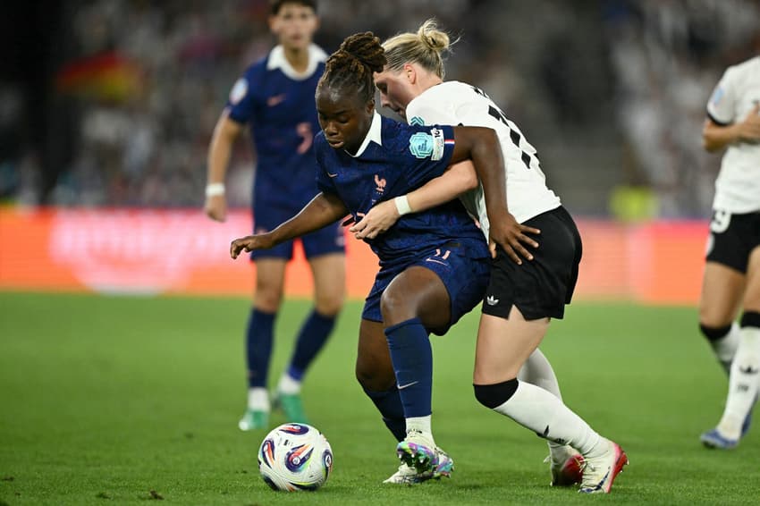 Baltimore e Kett disputam a bola em França x Alemanha pela Eurocopa Feminina (Foto: SEBASTIEN BOZON / AFP)