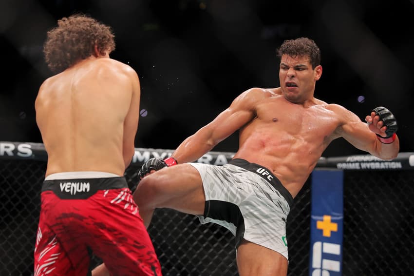 Paulo Borrachinha derrota Roman Kopylov no UFC 318 (Foto: Jonathan Bachman/AFP)