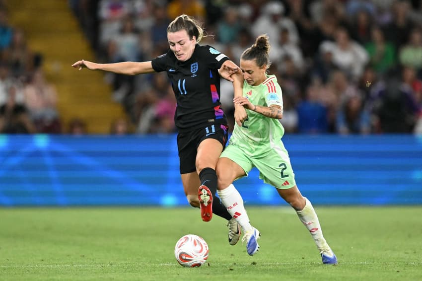 Olivieiro e Hemp disputam jogada em Inglaterra x Itália na semifinal da Eurocopa Feminina