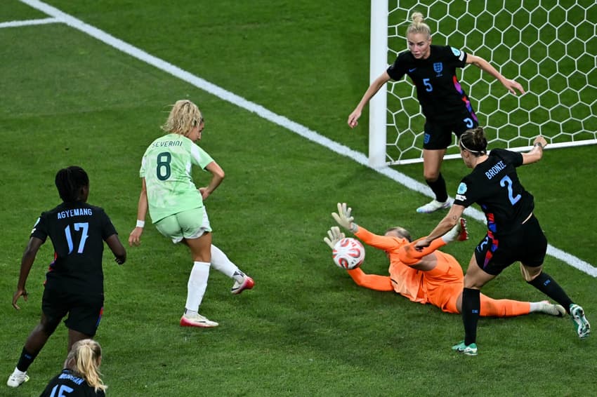 Hampton faz defesaça e evita gol da Itália na Eurocopa Feminina
