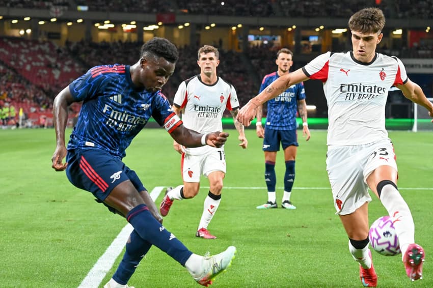 Saka disputa a bola com Bartesaghi em amistoso Arsenal x Milan (Foto: RAHMAN / AFP)