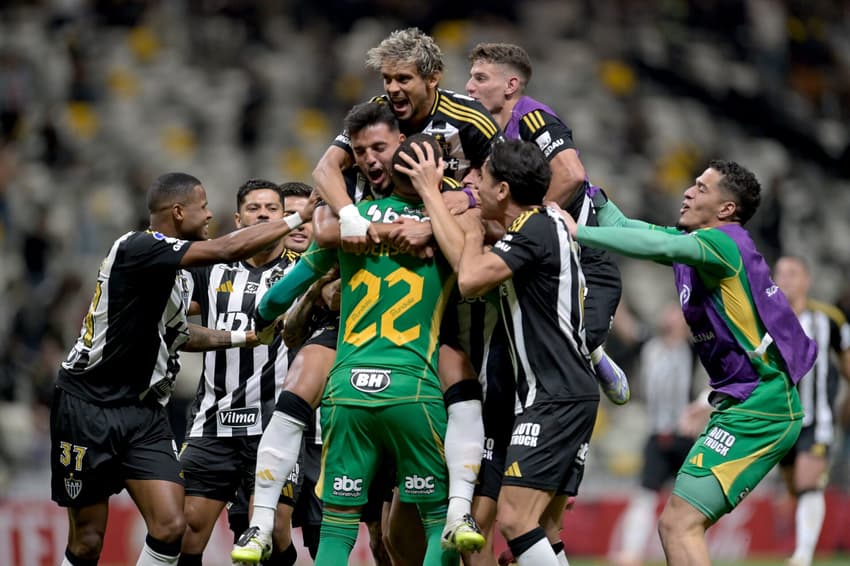 Jogadores do Atlético-MG comemoram classificação com Hulk, Everson, Scarpa (Foto: DOUGLAS MAGNO / AFP)