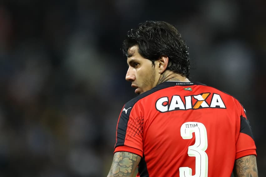 VictorRamos em ação pelo Vitória (Foto: Marcello Zambrana/AGIF)