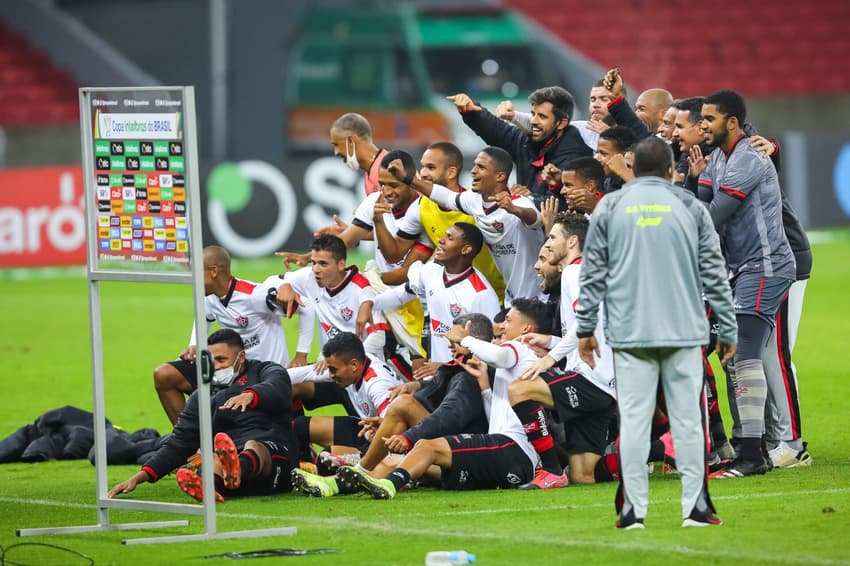 Vitória bate o Inter em pleno Beira-Rio e se classifica na Copa do Brasil (Foto: Pedro H. Tesch/AGIF)