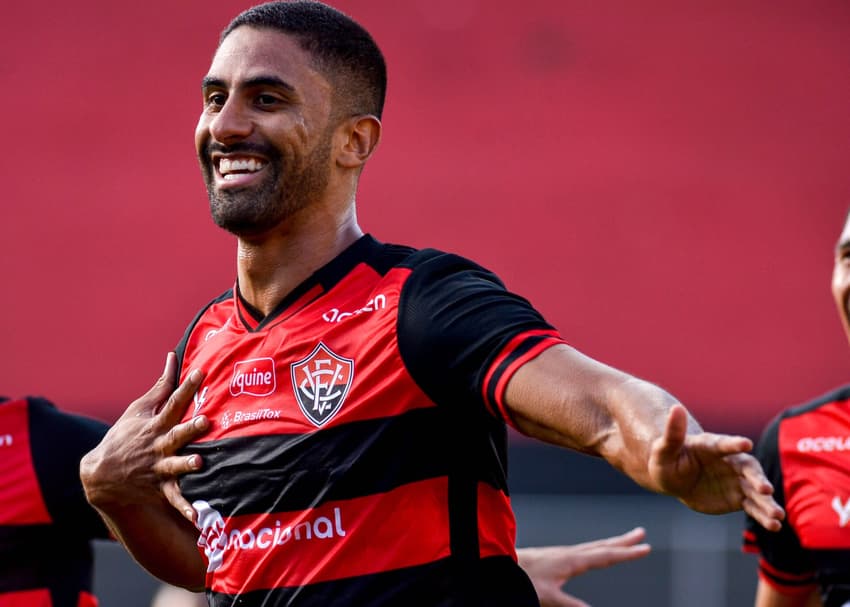 Tréllez comemora gol do Vitória contra o ABC na Série C (Foto: Jhony Pinho / AGIF)