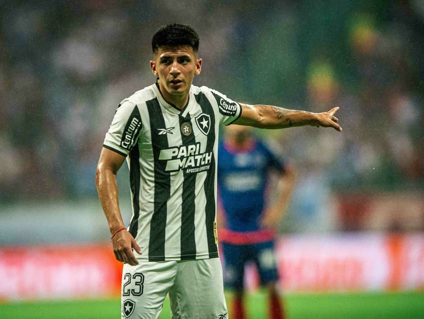 Almada foi campeão do Brasileirão e da Libertadores pelo Botafogo. (Foto: Jhony Pinho/AGIF)
