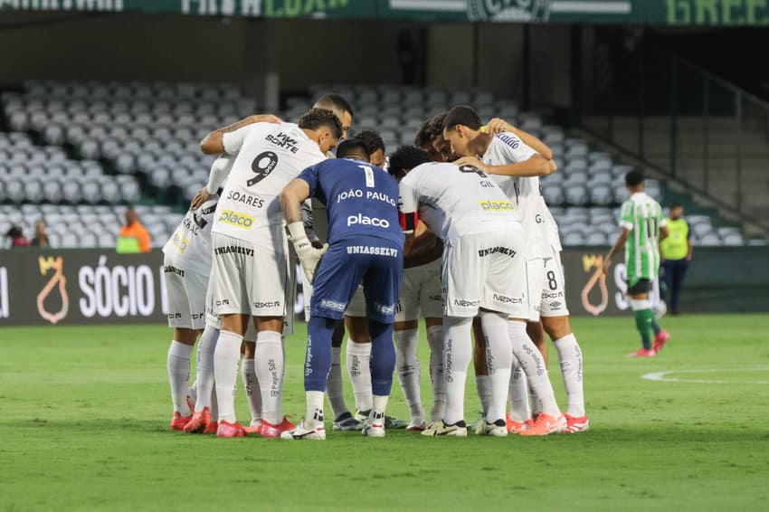 O Santos jogou um amistoso diante do Coritiba no Couto Pereira, em preparação para o Campeonato Brasileiro deste ano. (Foto: Robson Mafra/AGIF)