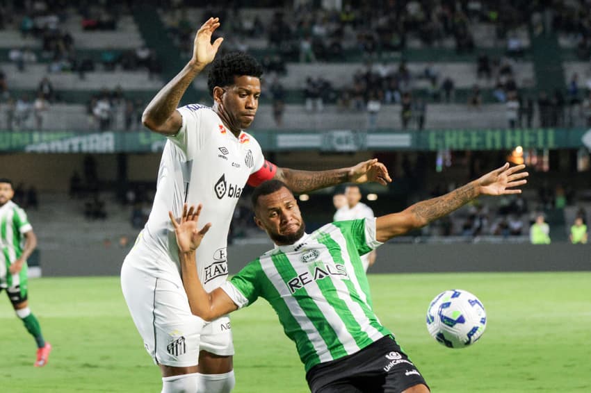 Santos jogou amistoso diante do Coritiba antes do início do Campeonato Brasileiro. (Foto: Robson Mafra/AGIF)