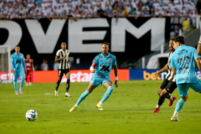 Neymar assinou contrato com o Santos até o fim do ano. Renovação foi anunciada antes da apresentação do elenco para a retomada do Brasileirão. (Foto: Mauricio De Souza/AGIF)