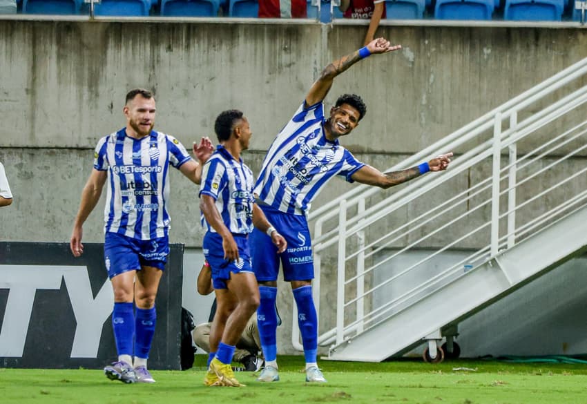 Atletas do CSA comemoram gol em partida contra o América-RN (Foto: Alexandre Lago/AGIF)