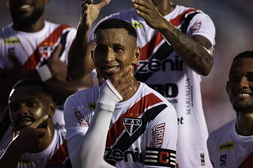 Ciel comemora gol pelo Ferroviário (Foto: Baggio Rodrigues/AGIF)