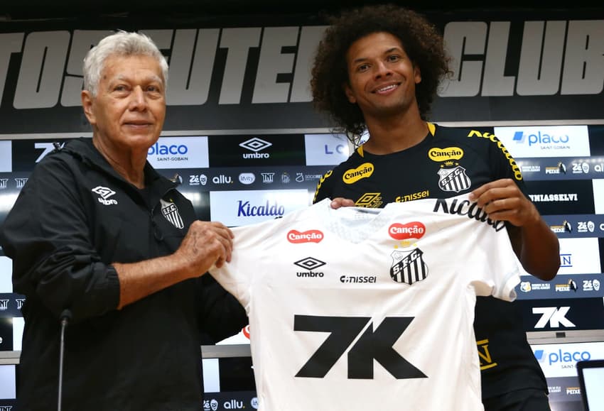 Willian Arão ao lado de Clodoaldo em apresentação no Santos na última sexta-feira (05), na Vila Belmiro. (Foto: Mauricio De Souza/AGIF)