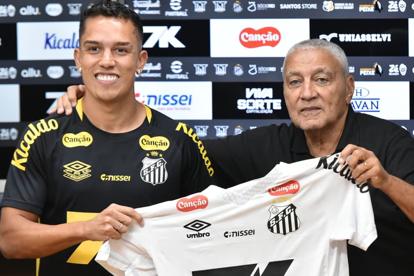 Ex-jogador Negreiros apresenta o novo lateral-direito do Santos Igor Vinícius, na Vila Belmiro. (Foto: Jota Erre/AGIF)